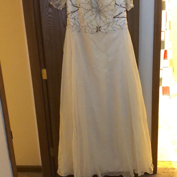 Beautiful evening gown!! - Picture 2 of 4